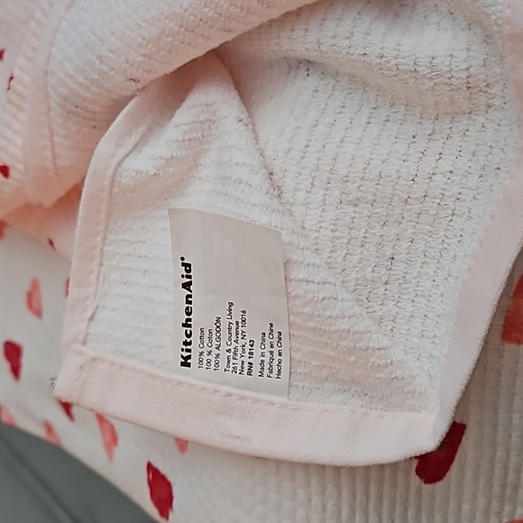 Kitchen Aid Pair Of Hearts White And Pink Tea Towels - Picture 2 of 4